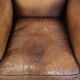 Fauteuil à oreilles en cuir de mouton charmant avec des couleurs chaudes.