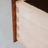 Commode à 5 tiroirs en bois naturel et fond bleu en chêne semi-massif