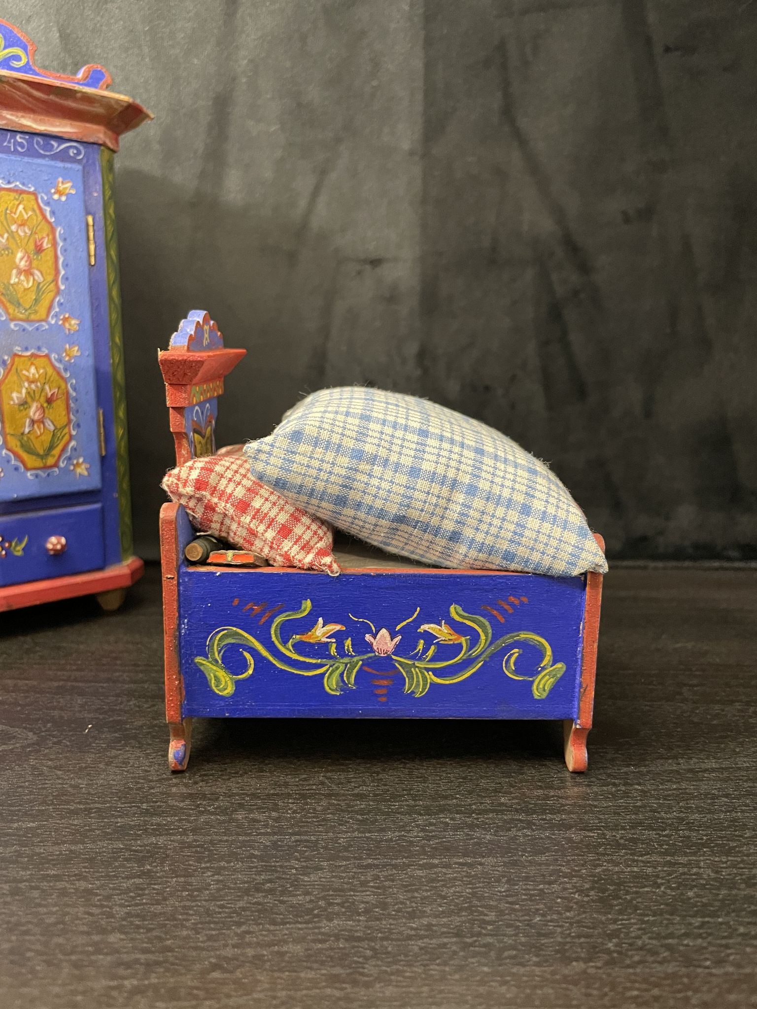 Ensemble garde-robe et lit miniatures tyroliens