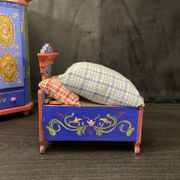 Ensemble garde-robe et lit miniatures tyroliens
