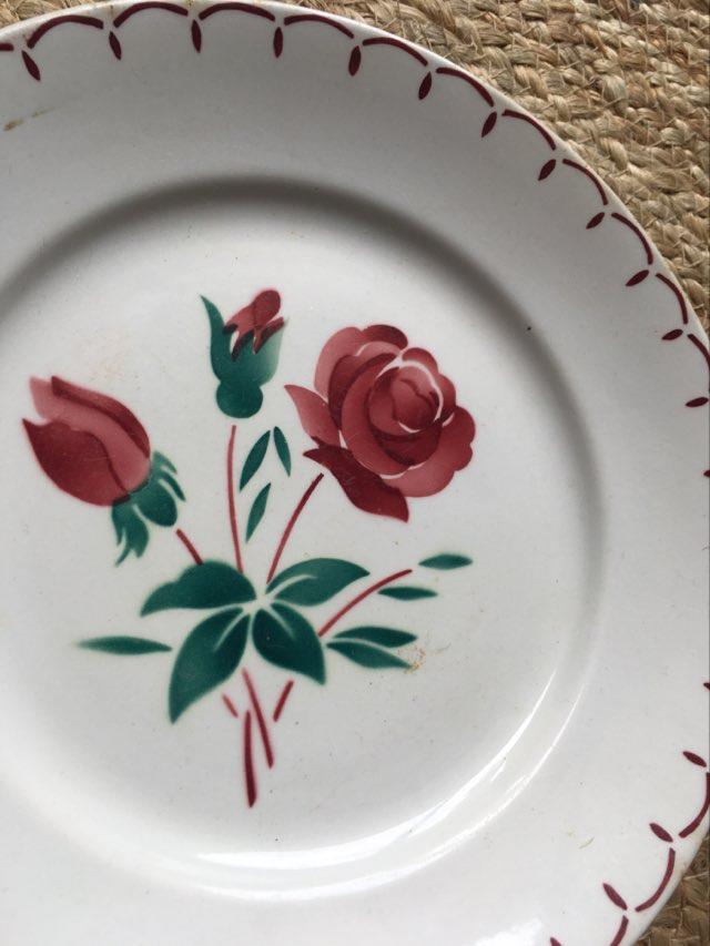 Old flat plates in red and green