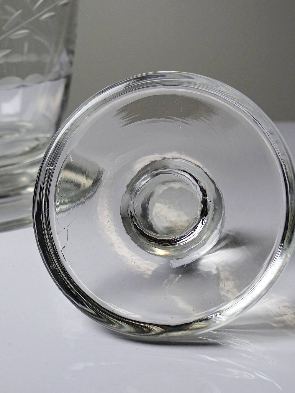 Small antique decanter in engraved Bohemian crystal, early 20th century.