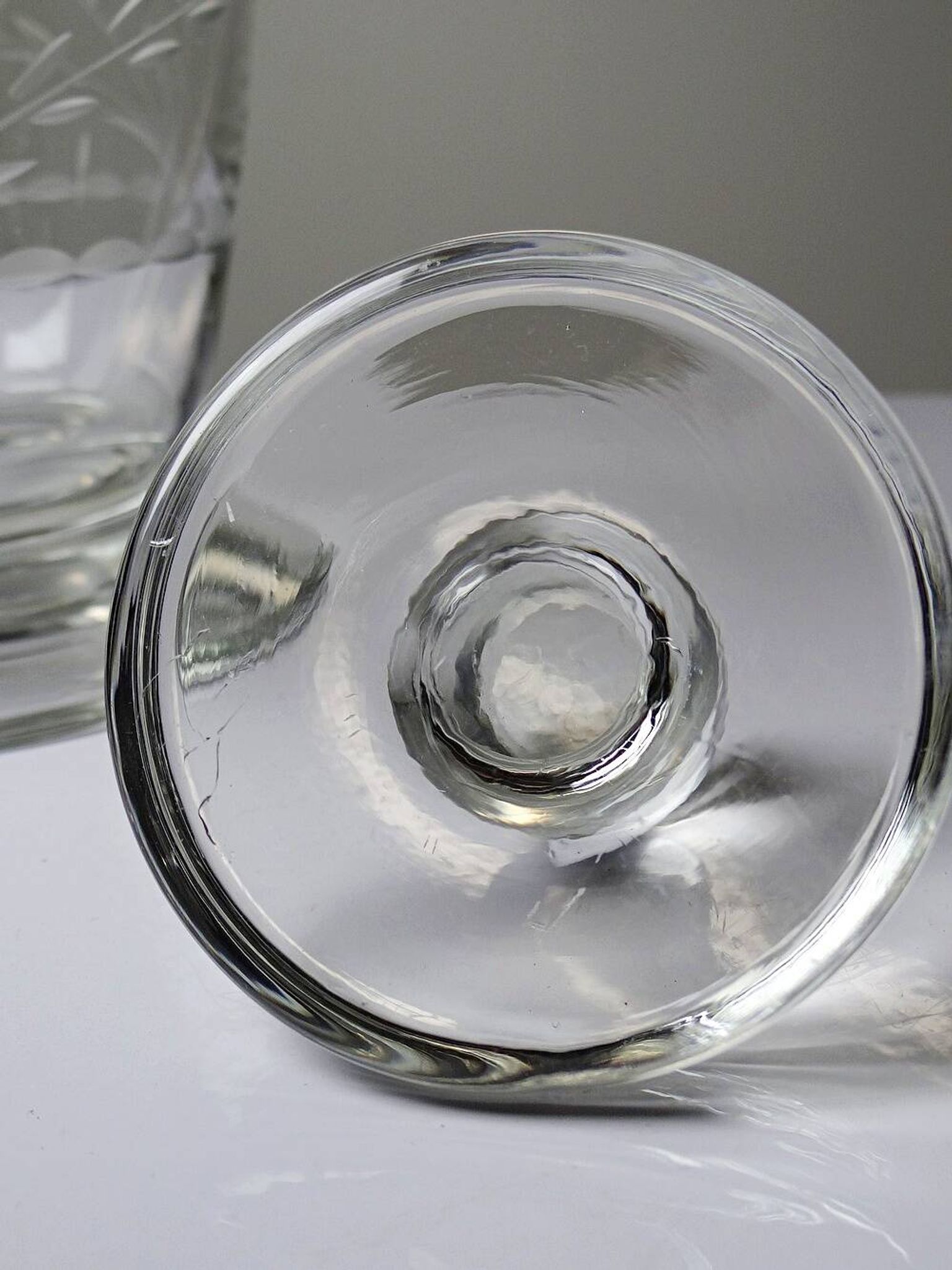 Small antique decanter in engraved Bohemian crystal, early 20th century.