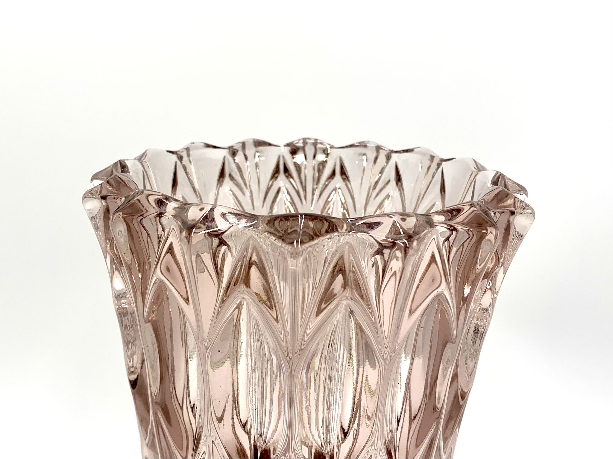 Vase en cristal rose, République tchèque, années 1950