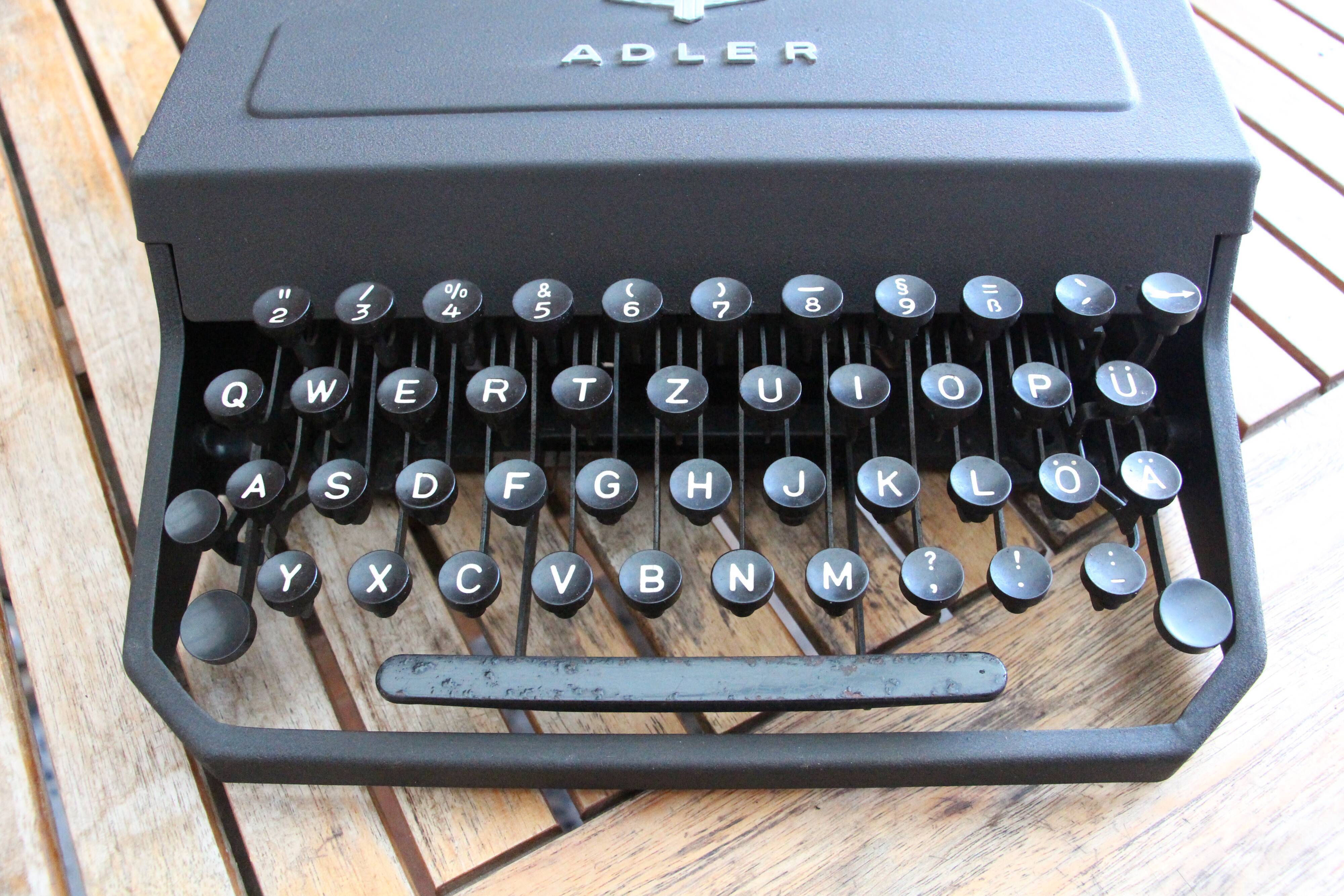 Machine à écrire ancienne adler année 30-40
