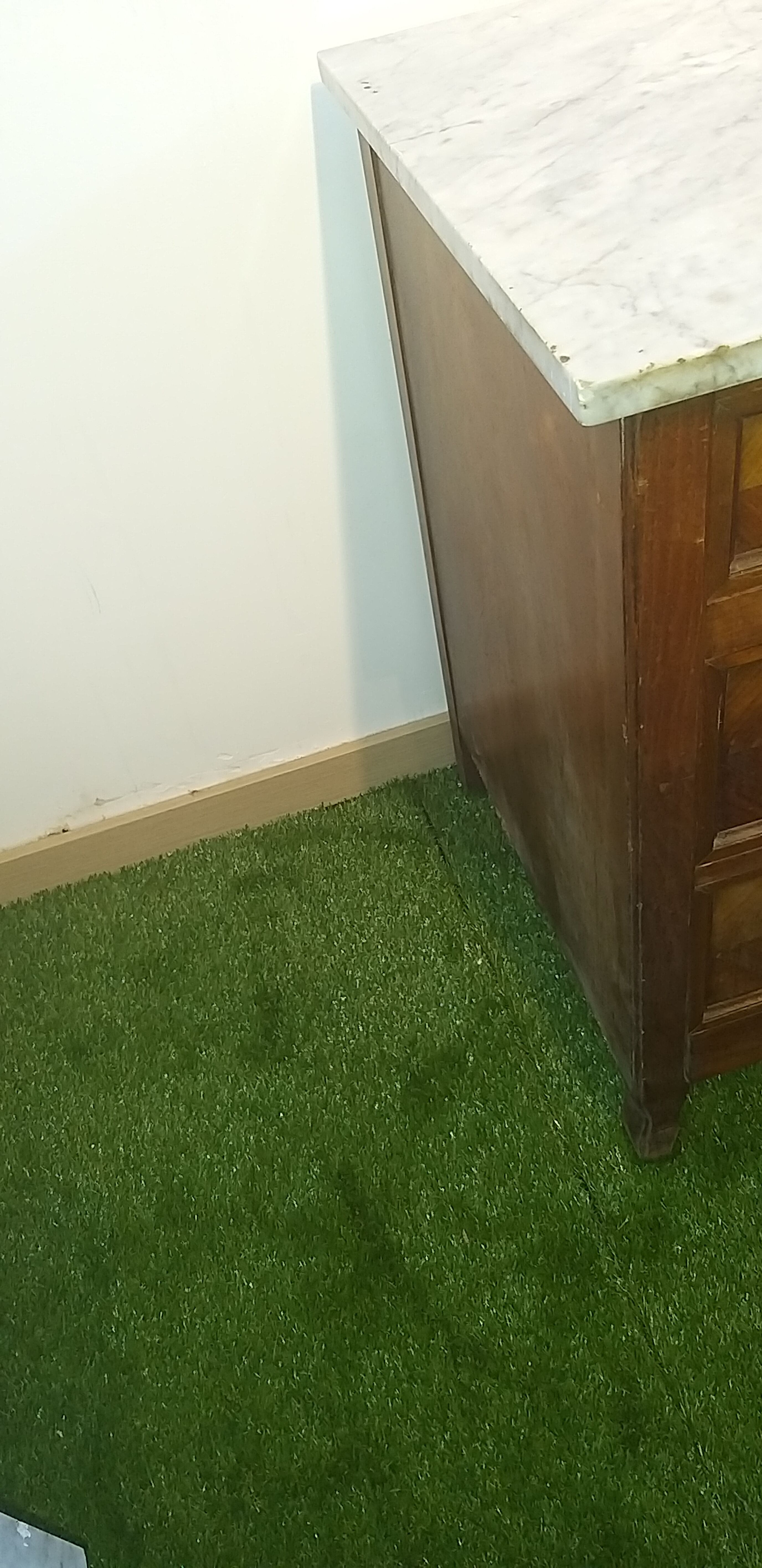 Commodity / wooden and marble toilet table