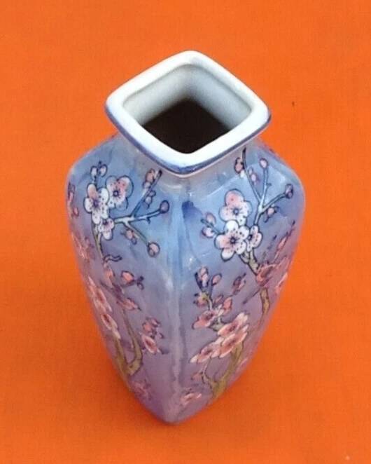 Asian porcelain vase with trendy bird decor / lotus flowers