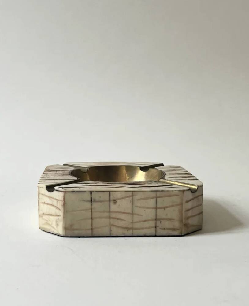 Italian ashtray in ivory zebra resin and brass, 1970s design.