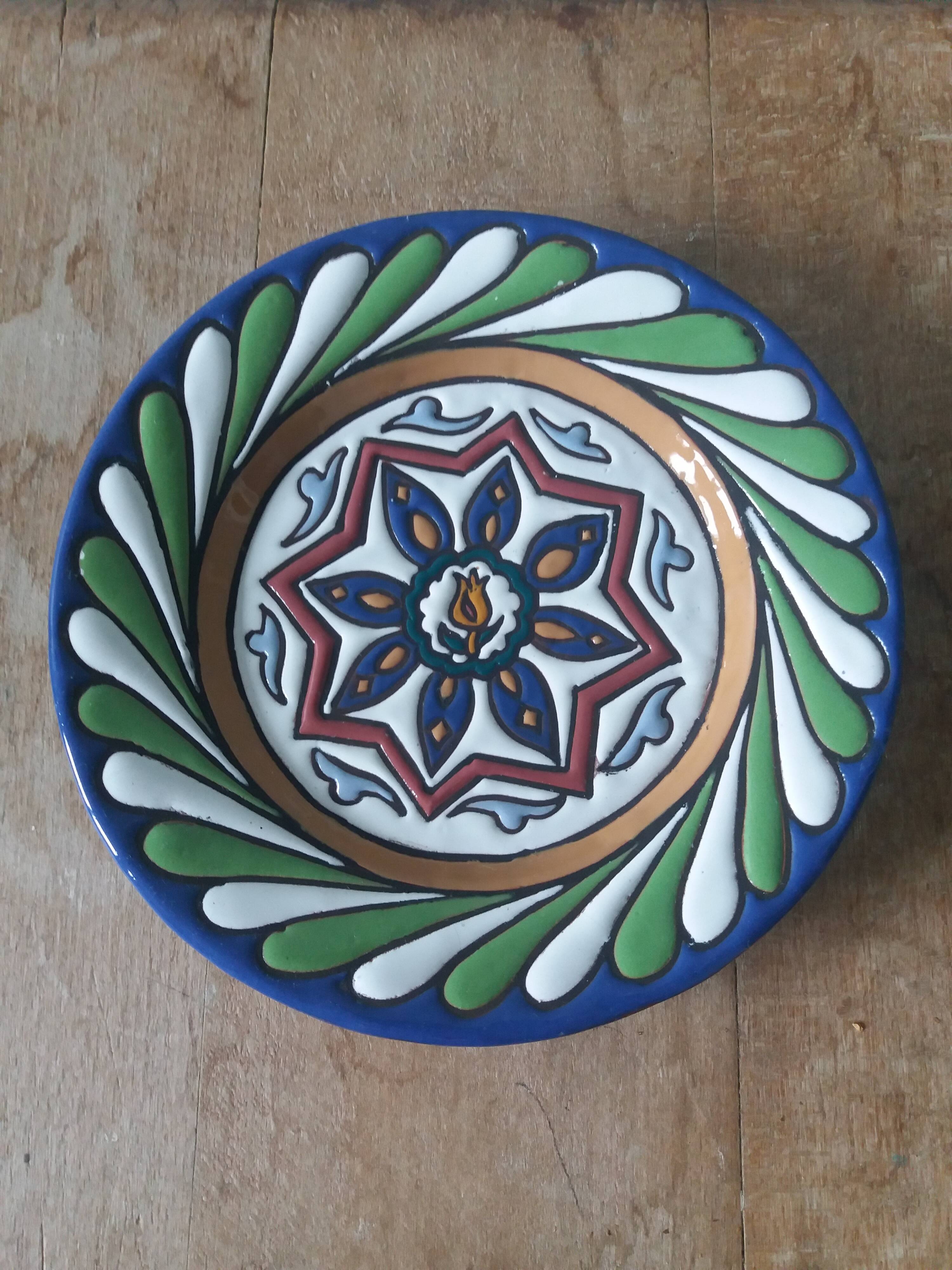 Decorative wall plate signed A. Alvarez