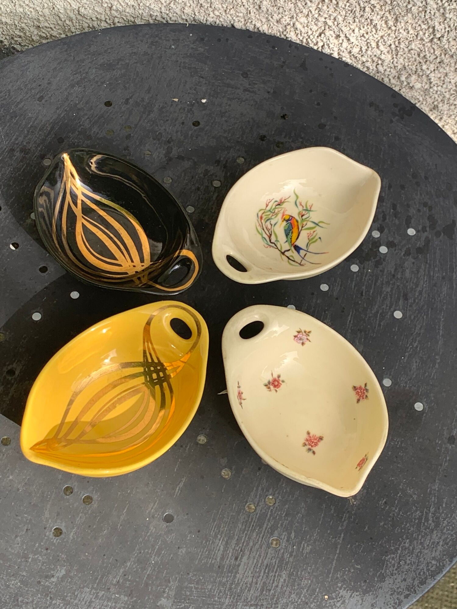 4 enameled ceramic bowls with gold or bird or flower pattern decoration, design and vintage 1950