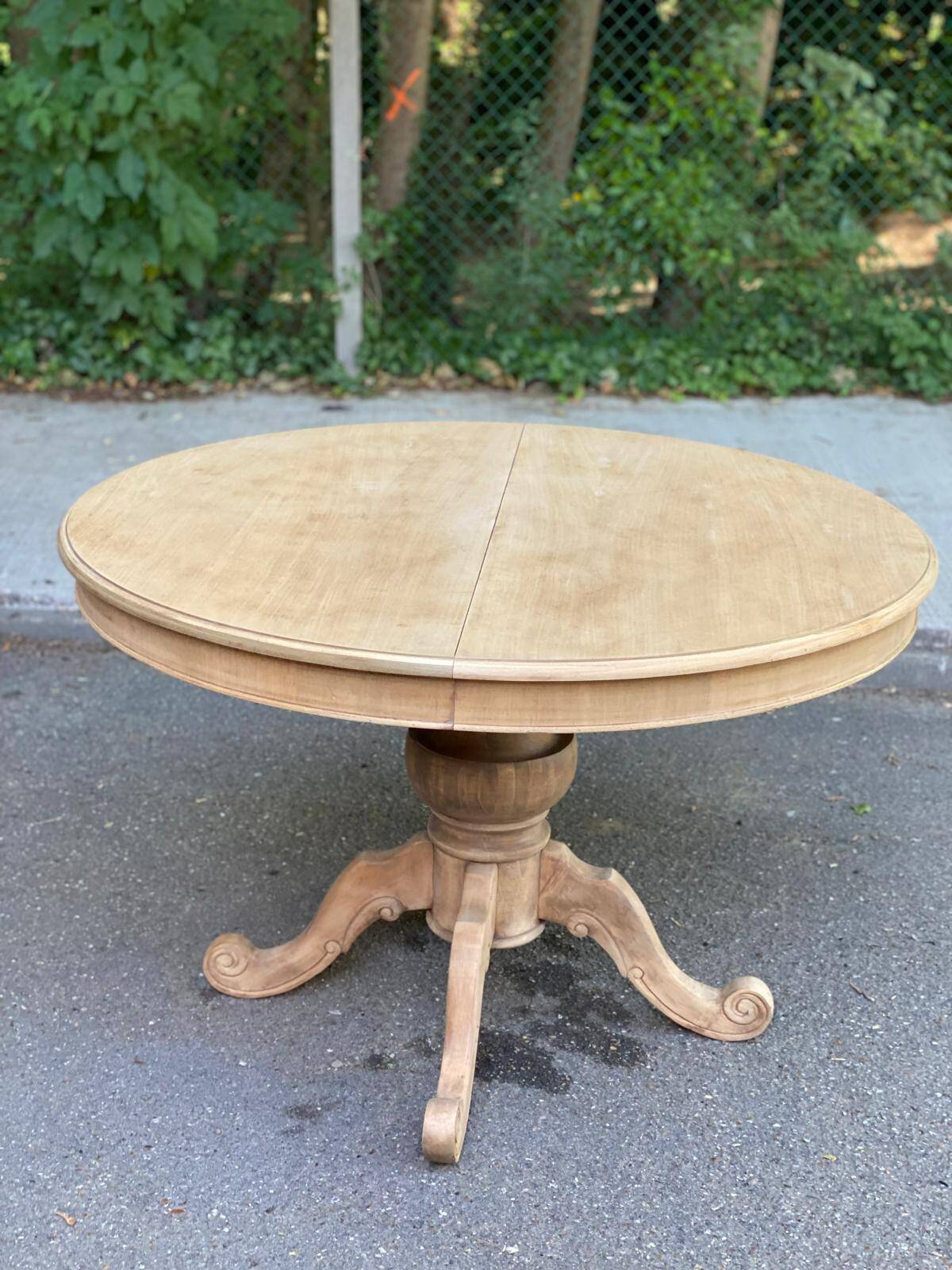 Extendable round dining table with central art deco leg, renovated in raw wood