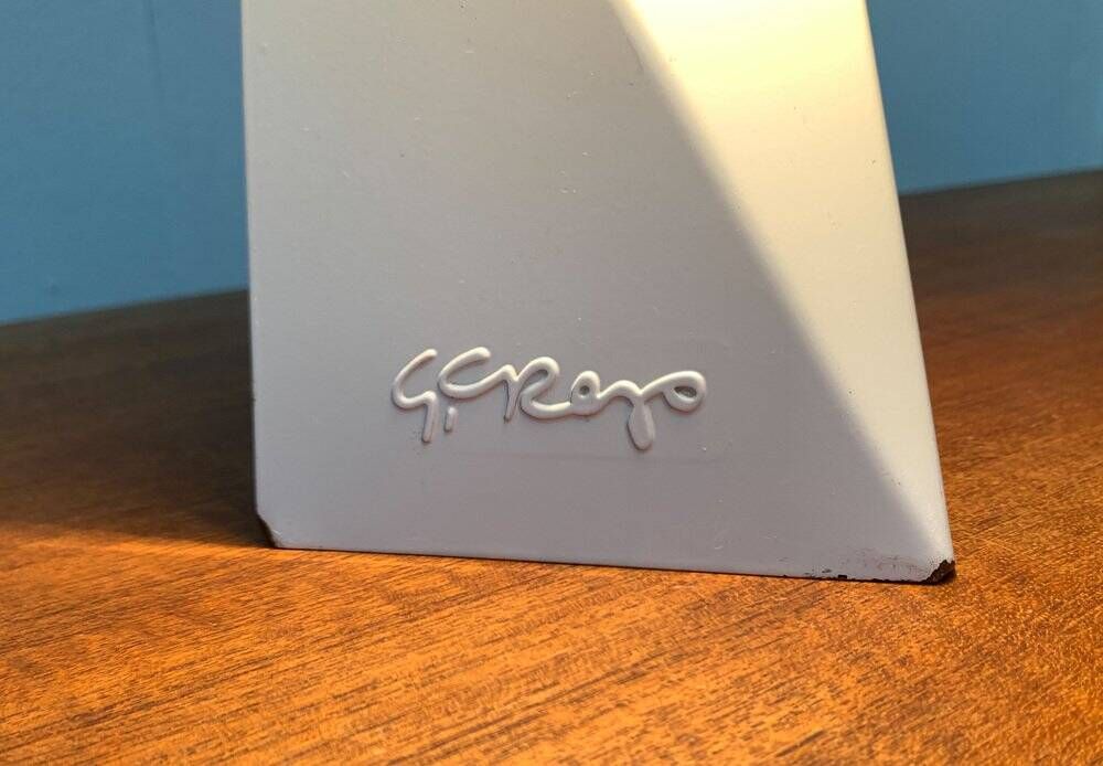 Lampe de table tole minimaliste italienne de l'âge spatial du milieu du siècle par G. Grego, années 1960.