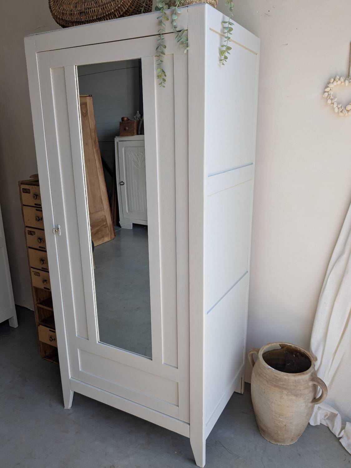 Parisian one-door wardrobe