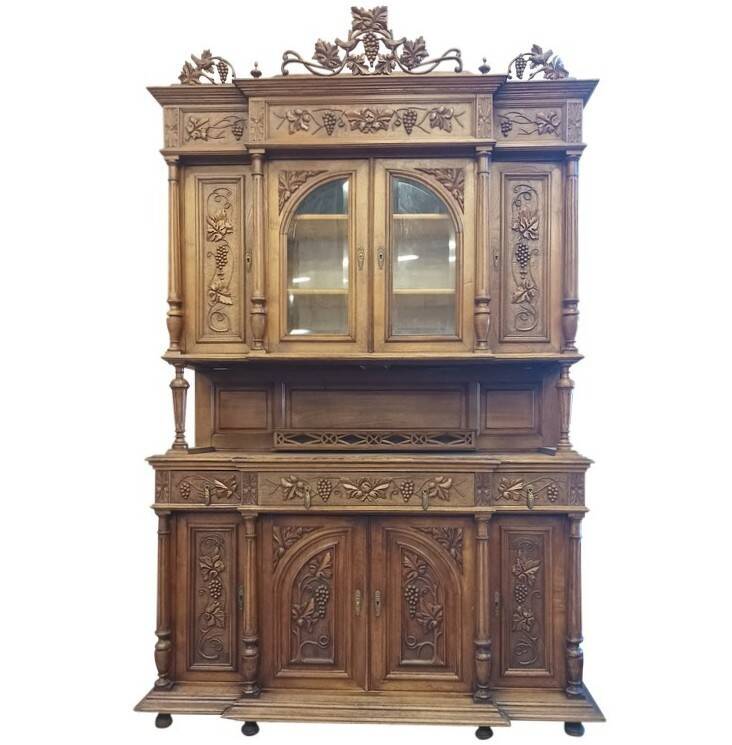 Art Nouveau buffet in carved oak with grapevine cluster decoration.