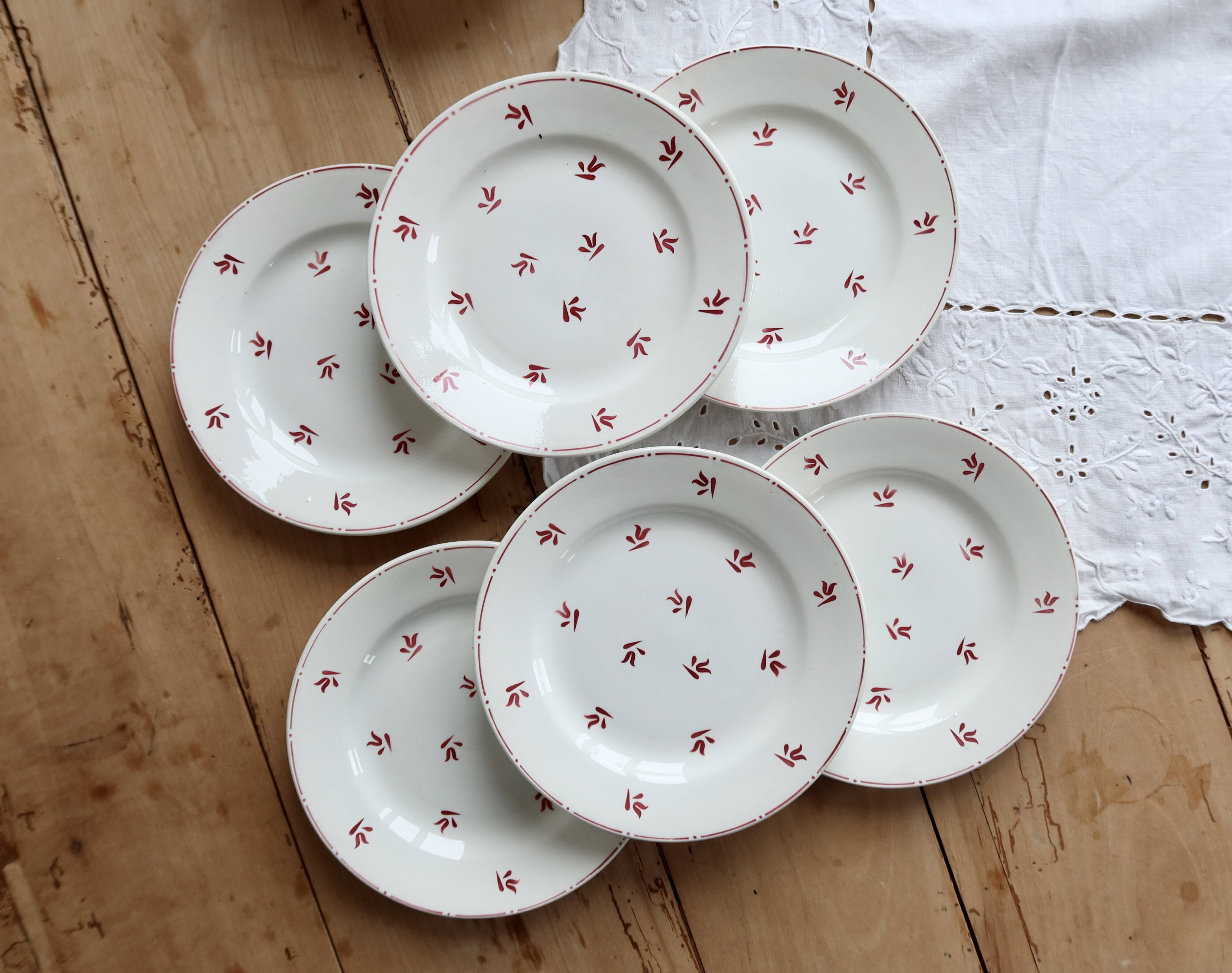 6 assiettes à dessert vintage faïence motifs rouges