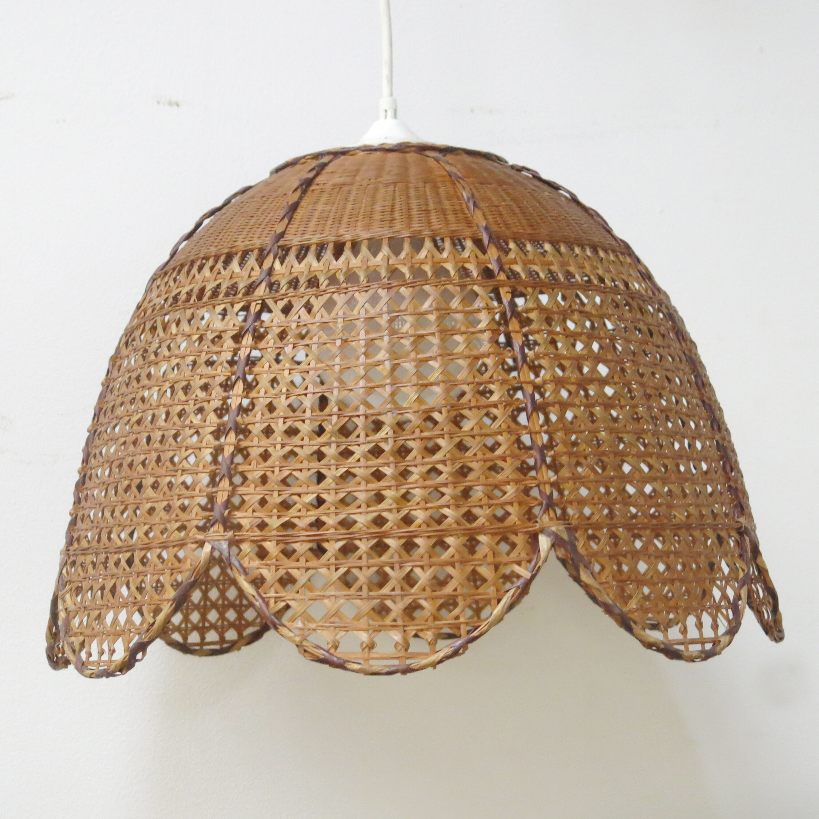 Hanging lamp in rattan and cannage