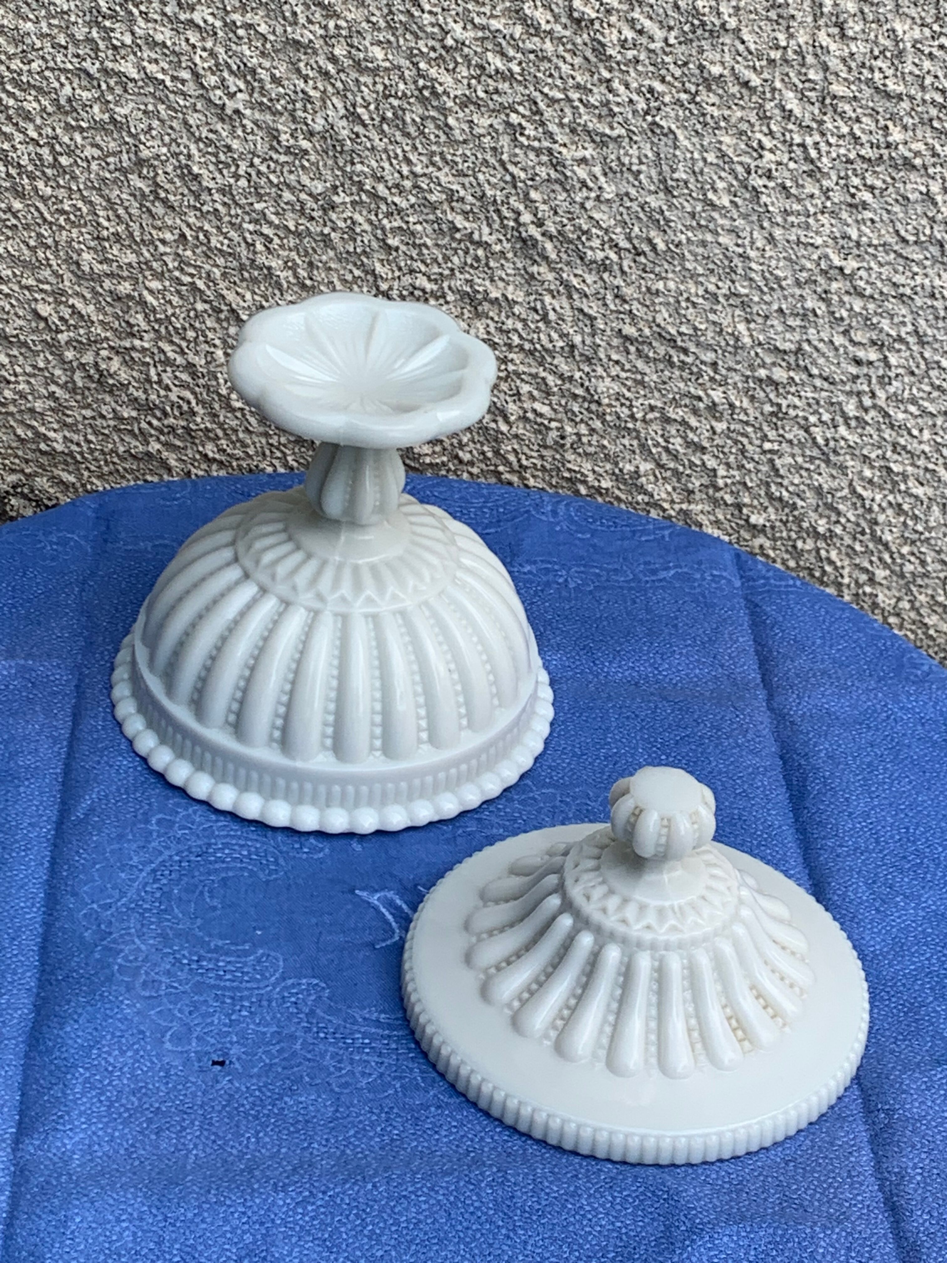 Candy cup in old white opaline, pearl pattern