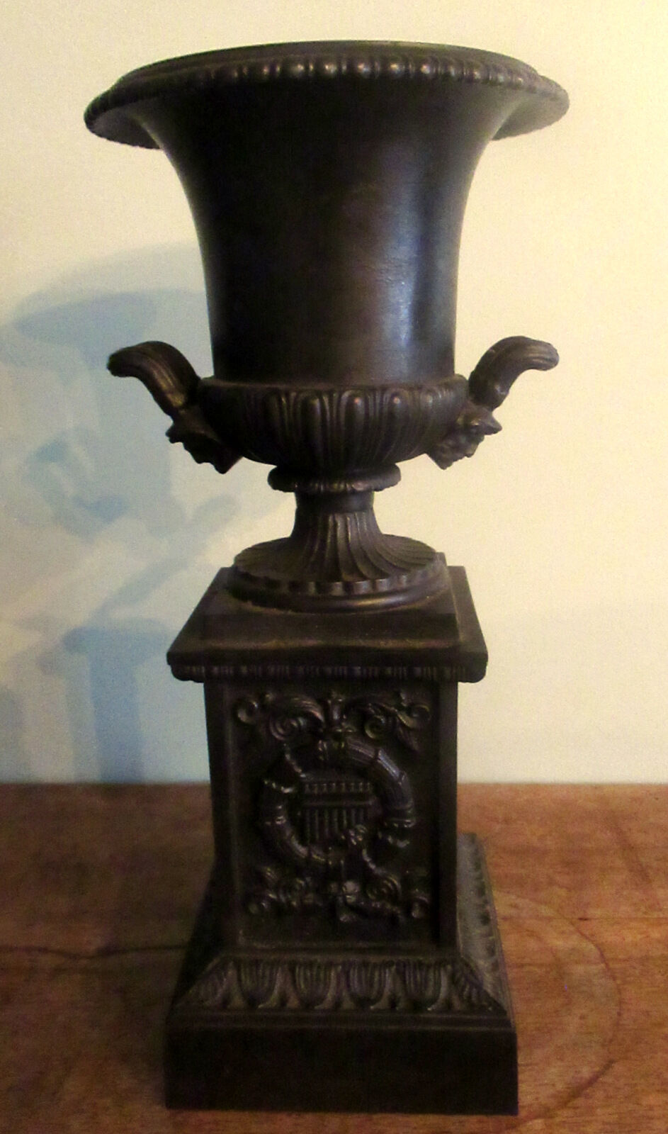 Pair of Medici vases, cast iron, on base