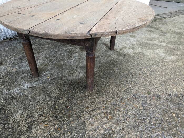 Round low folding table