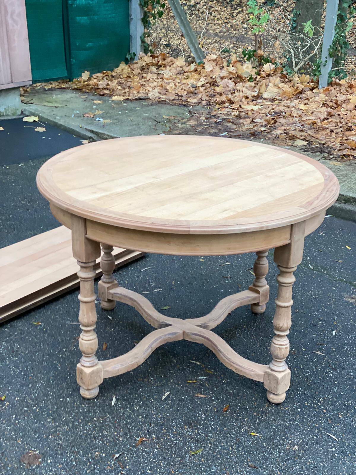 Extendable round farmhouse dining table restored in solid oak from the 19th century