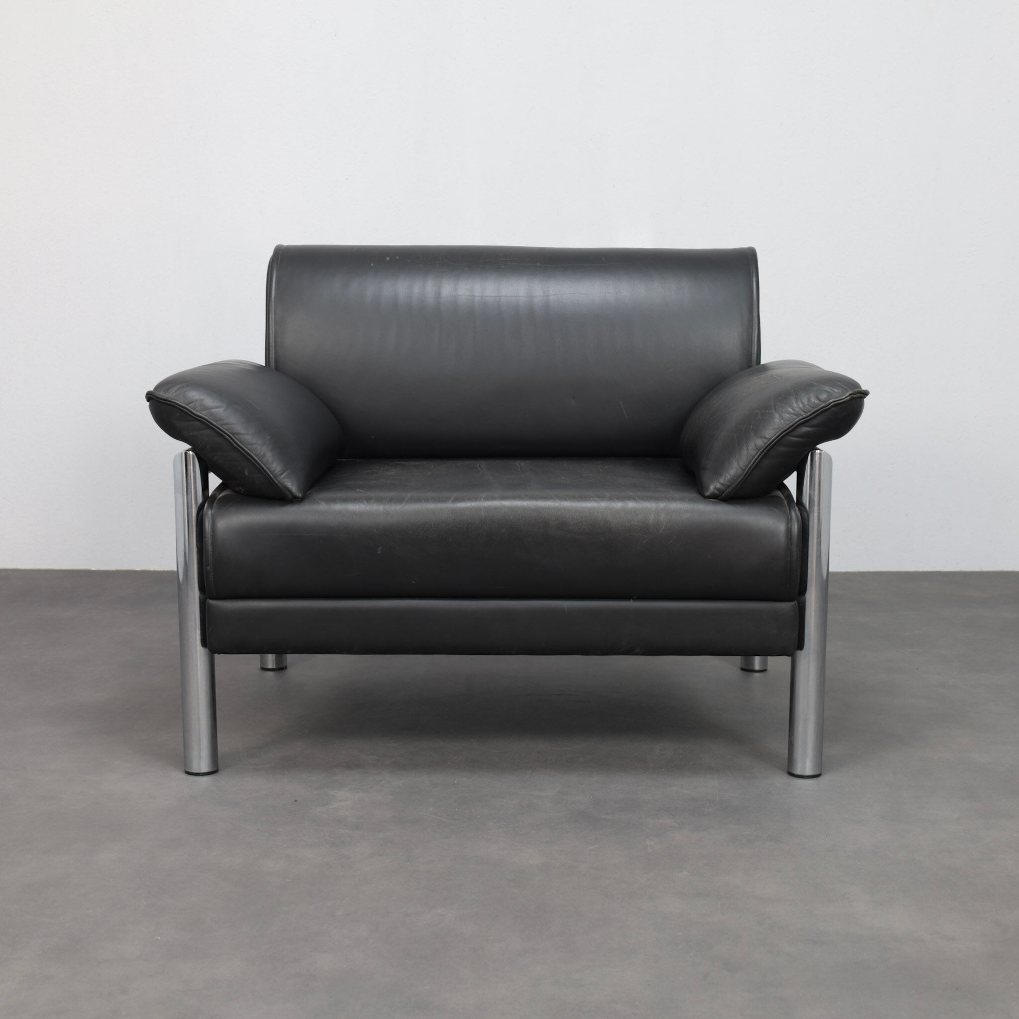 Postmodern Italian lounge chair in leather and chrome, 1980s