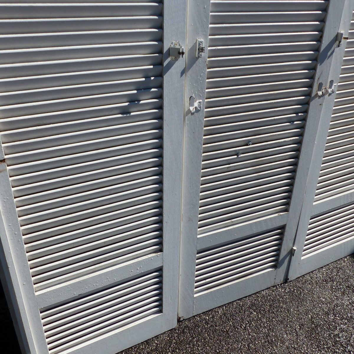 Suite of 4 wooden shutters