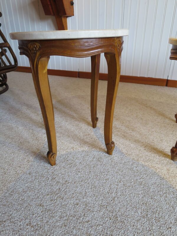 Table basse Ronde-Bois sculpté-Marbre blanc veiné-Style régence/louis XV