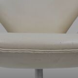 Set of two leather Swan chairs by Arne Jacobsen for Fritz Hansen