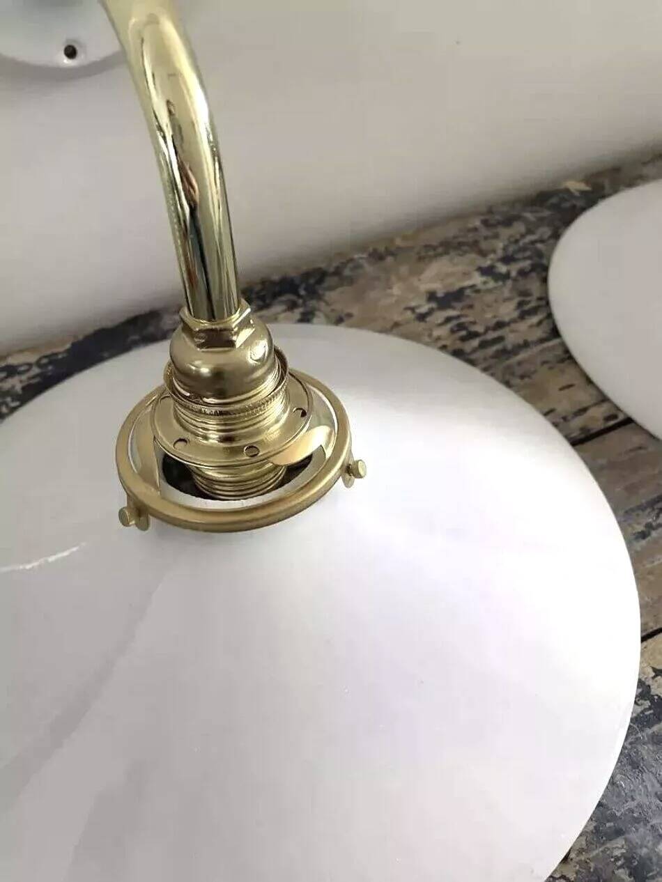Paire d’appliques murales en opaline blanche