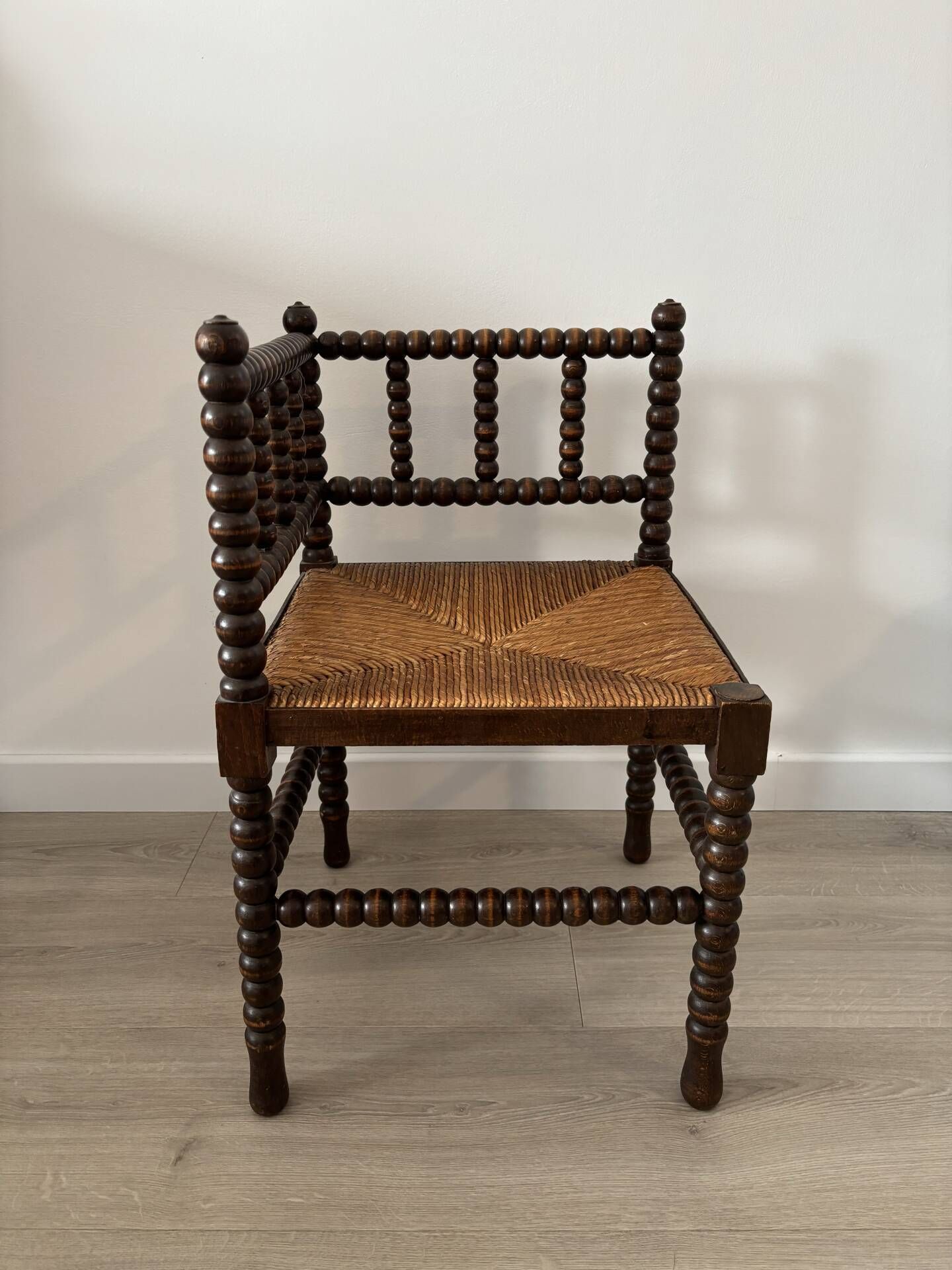 Chaise d’angle ancienne en bois tourné, assise en paille, style rusti