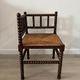 Chaise d’angle ancienne en bois tourné, assise en paille, style rusti