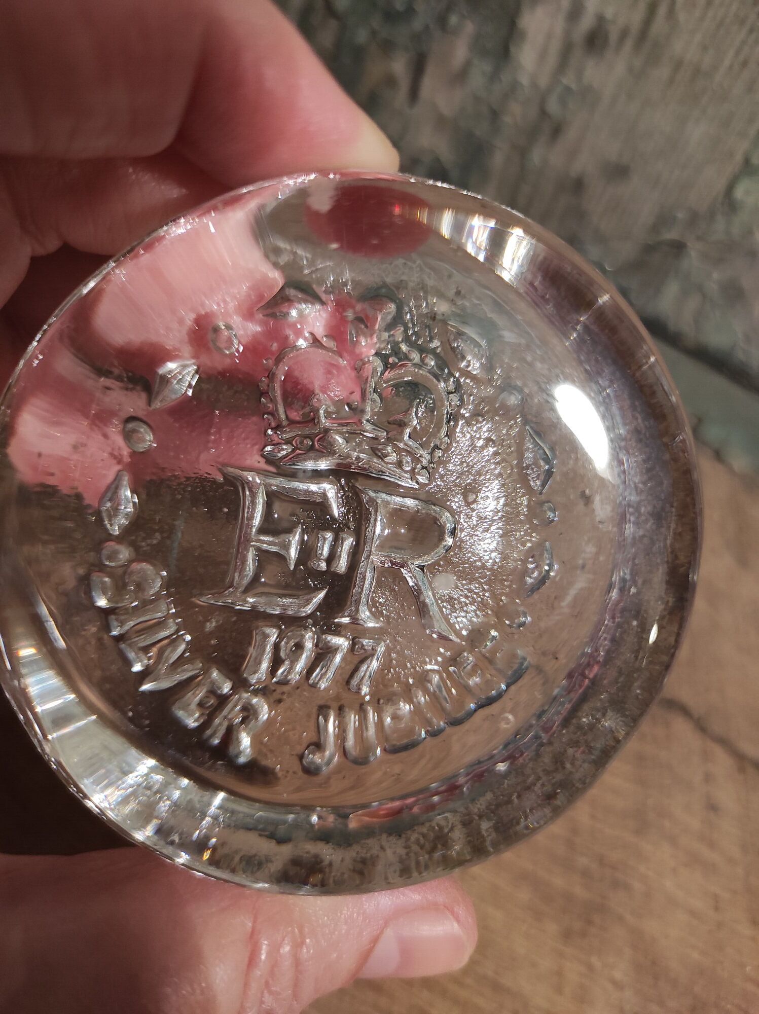 Dartington glass paperweight Queen Elizabeth II Silver Jubilee 1977