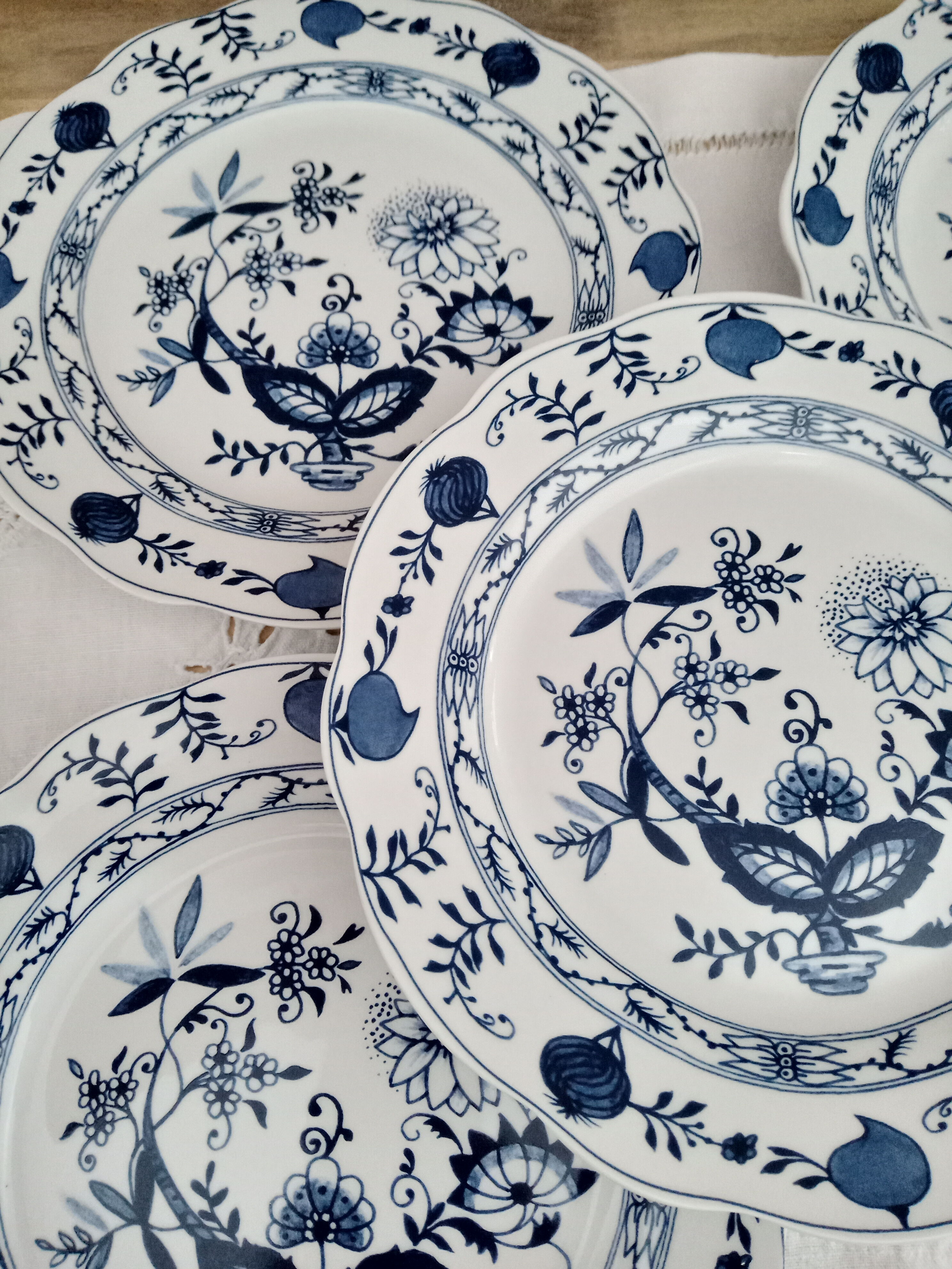 Set of 4 Royal Boch dessert plates in white earthenware floral décor roy blue