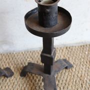 Paire de grands bougeoirs brutalistes en fonte années 50