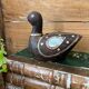 Oiseau en bois foncé, laiton & nacre