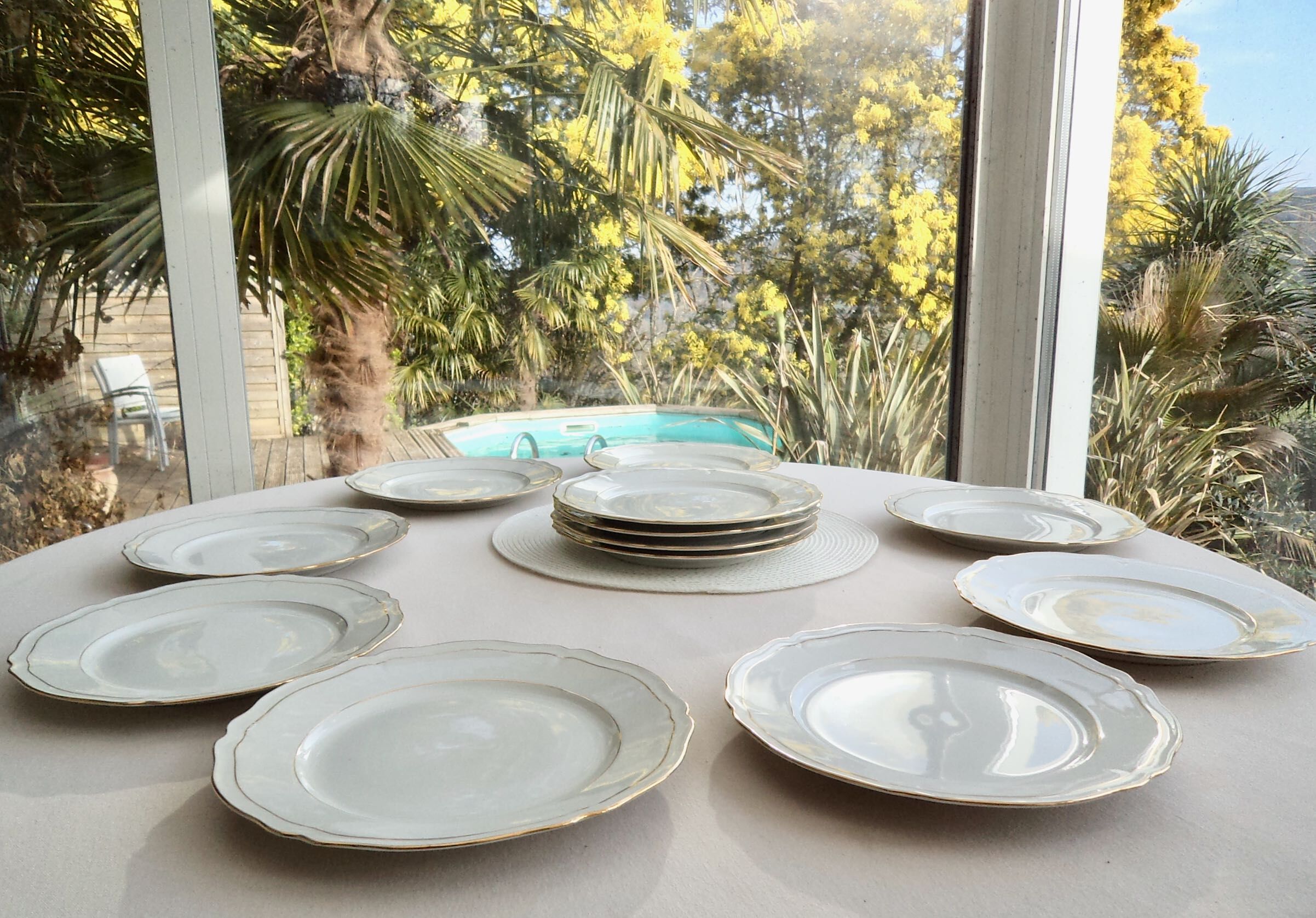Set of 12 flat plates made of Limoges porcelain
