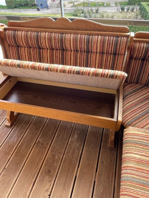 Corner bench for chalet