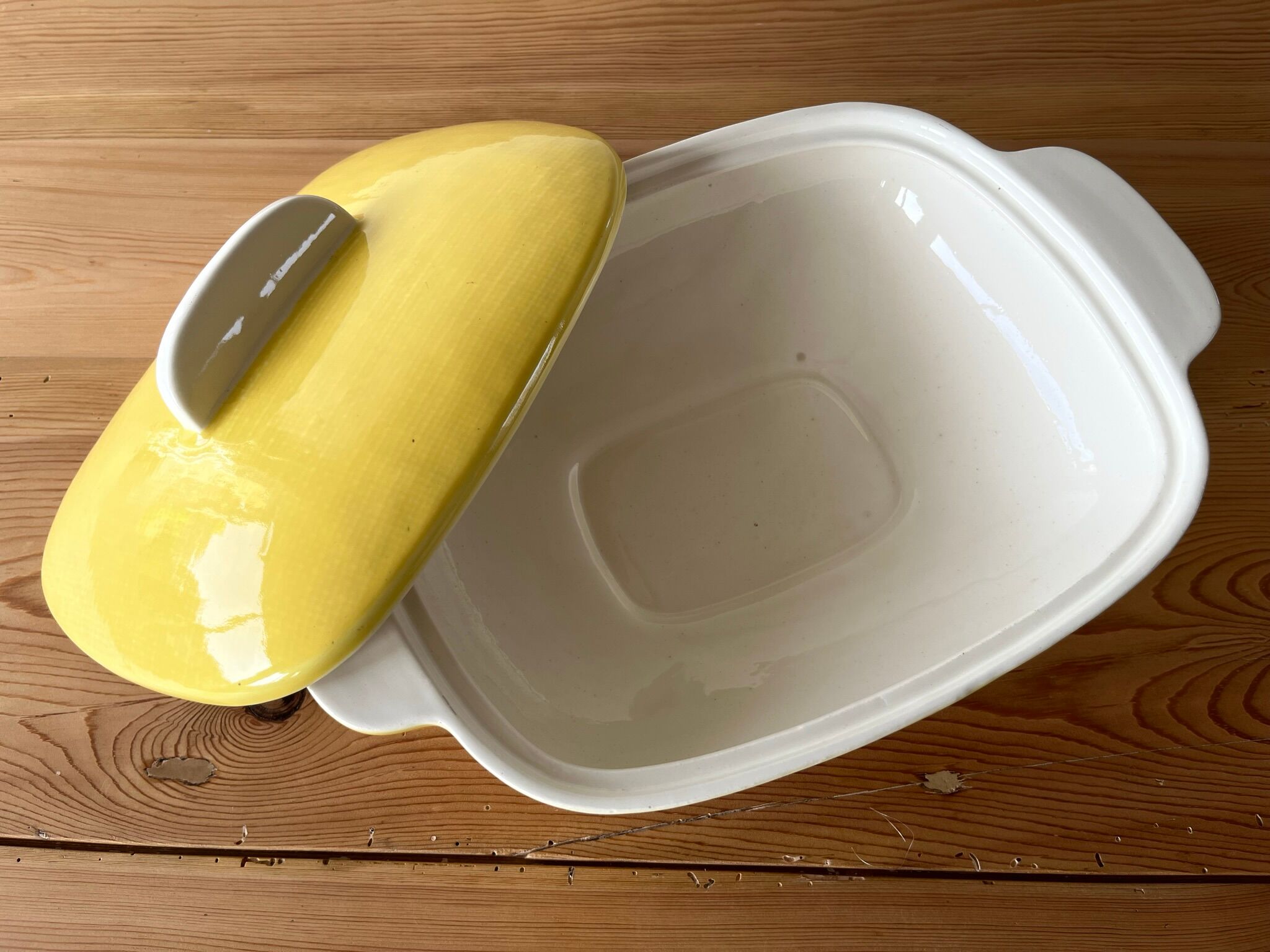 Flat and lid in yellow earthenware from Salins