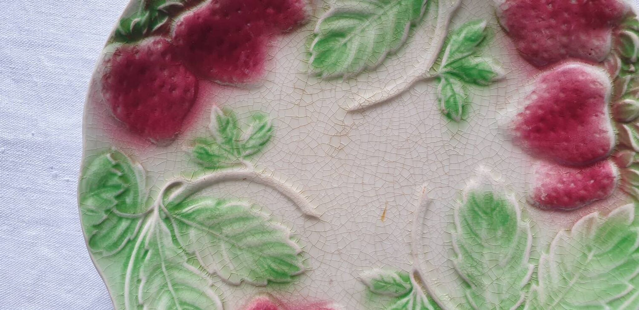 Six assiettes en barbotine décor fraises