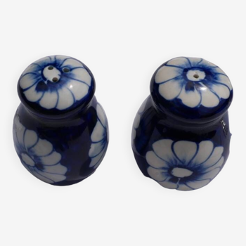 Blue ceramic salt and pepper shaker with flower pattern