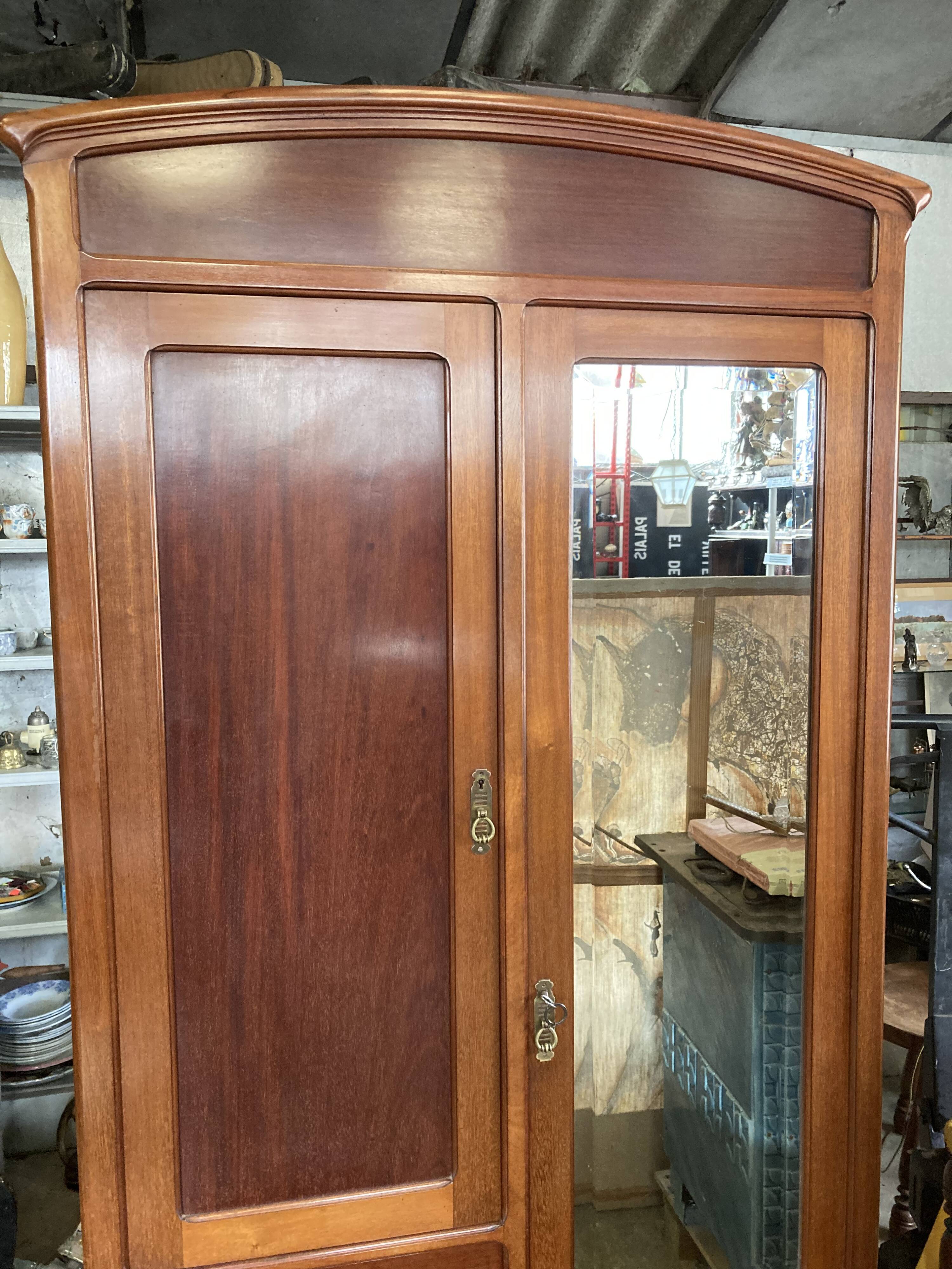 Armoire parisienne