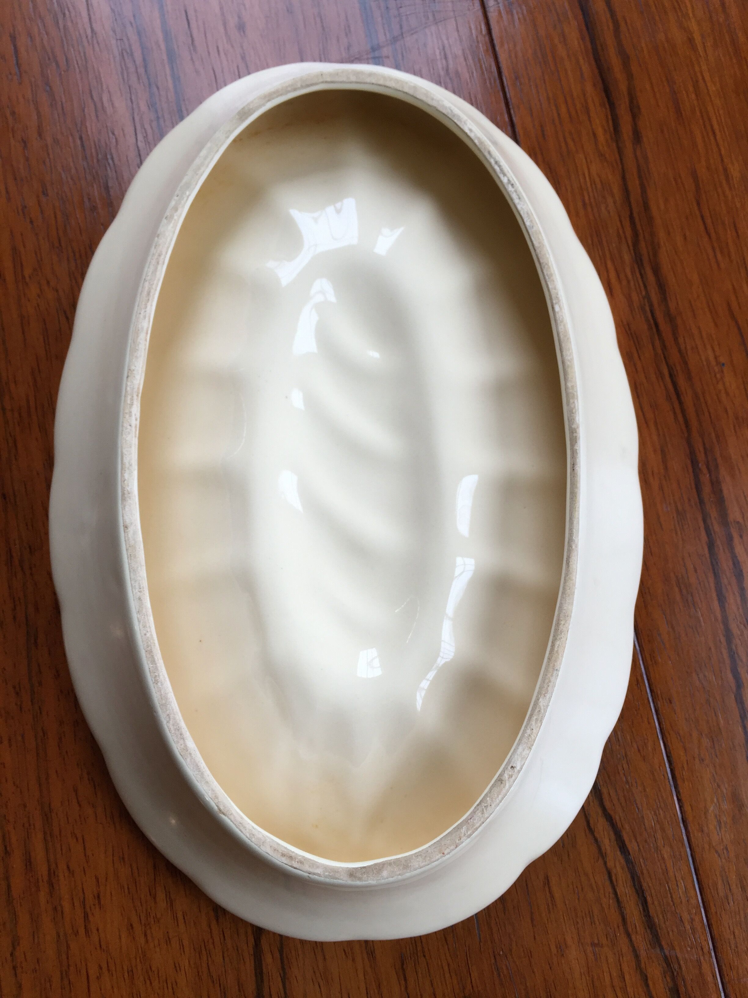 White and gold ceramic plate