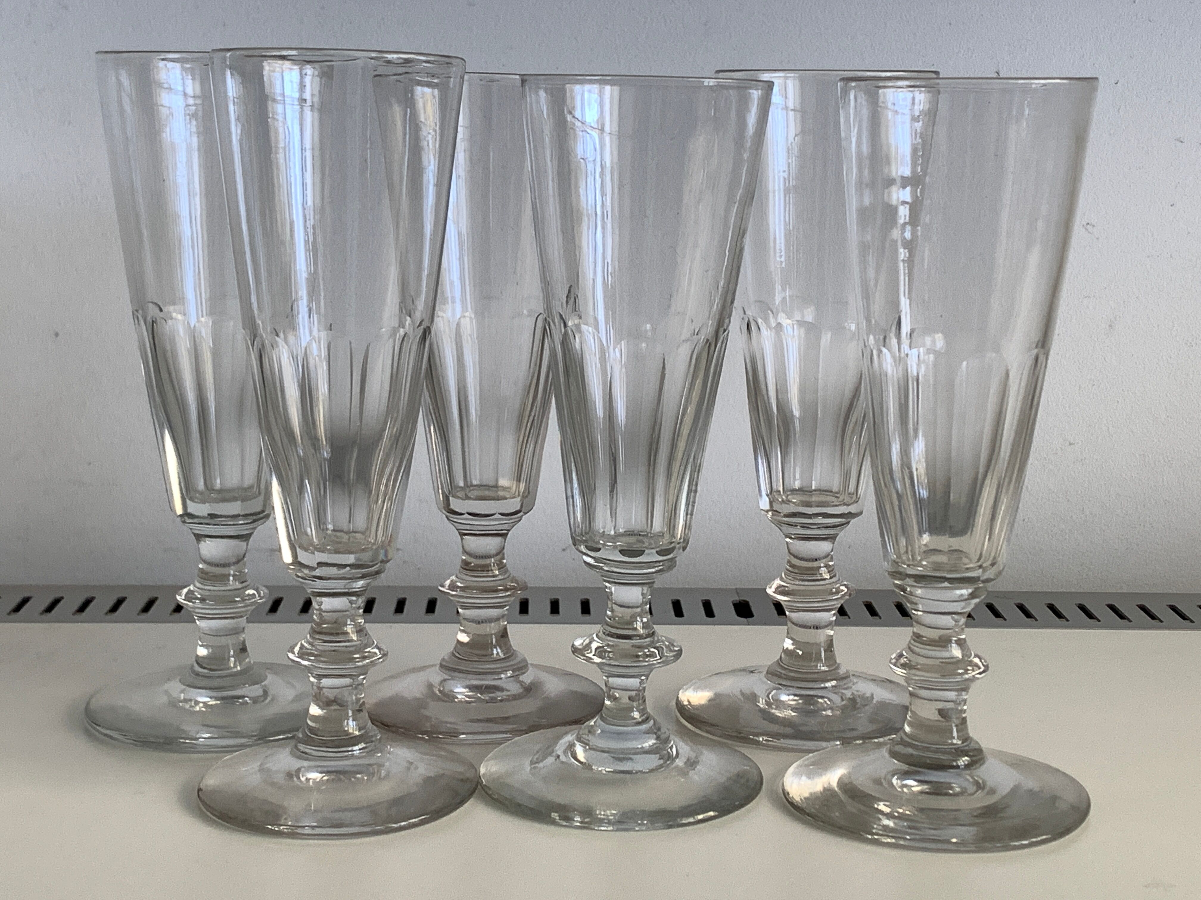 6 flûtes à champagne en verre soufflé, modèle ancien Caton de Saint Louis