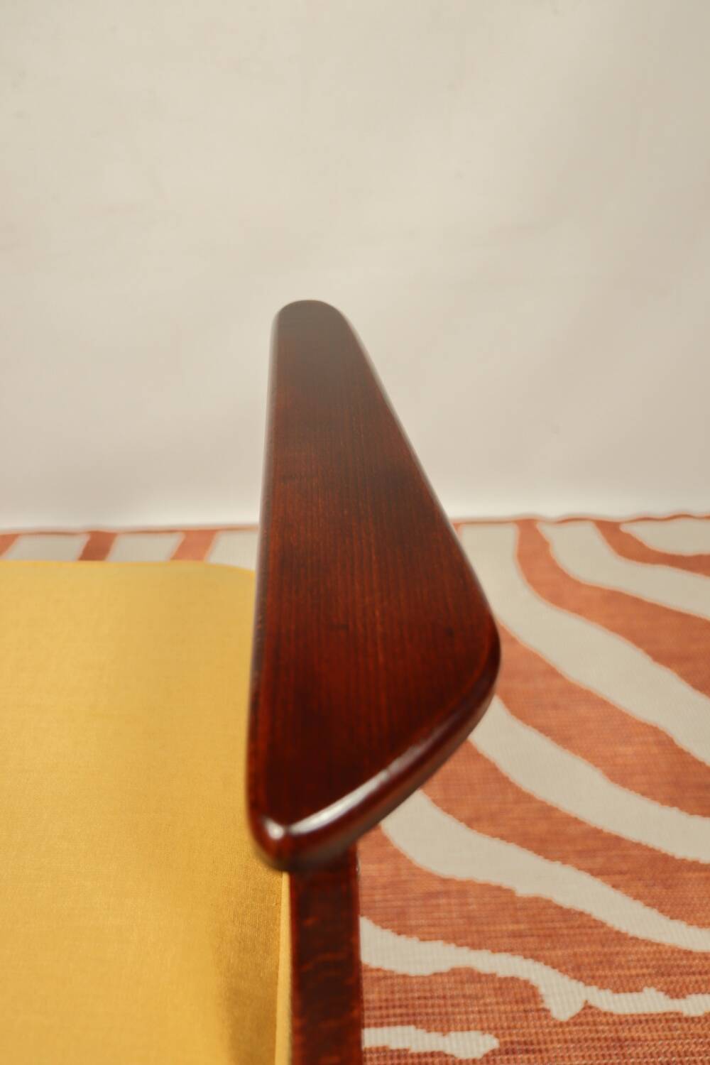 Fauteuil en bois et velours jaune par Chierowski