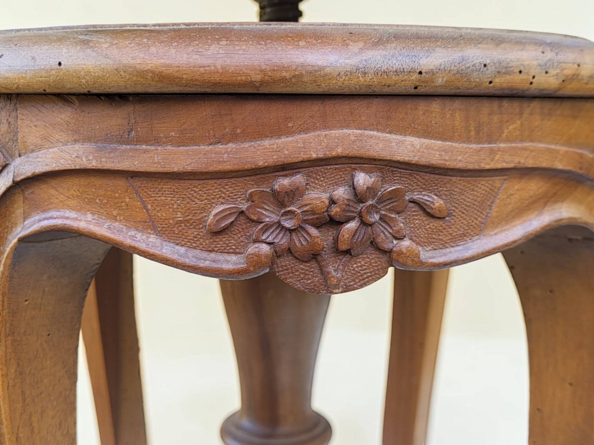 Swivel piano stool with screw, Louis XV style, in walnut.