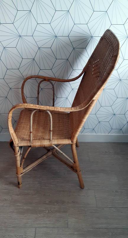 Fauteuil vintage en rotin tressé.