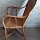 Fauteuil vintage en rotin tressé.
