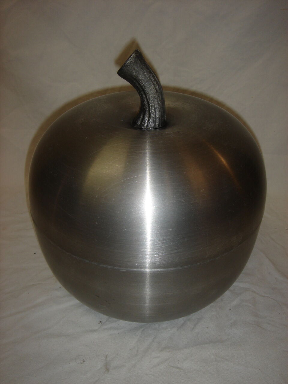 1970 Apple aluminum ice bucket