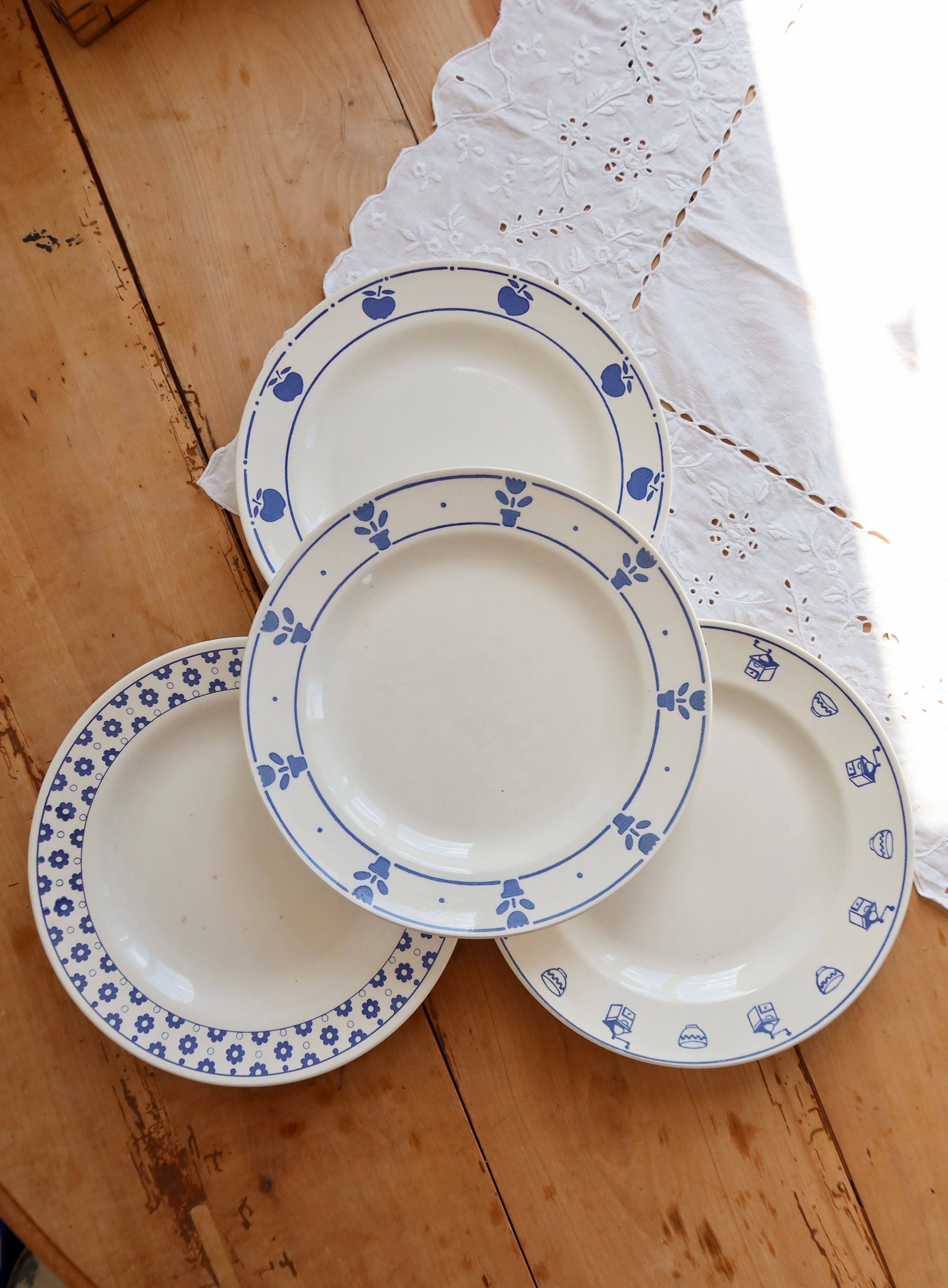 4 mismatched vintage dinner plates - Lot Cutie II