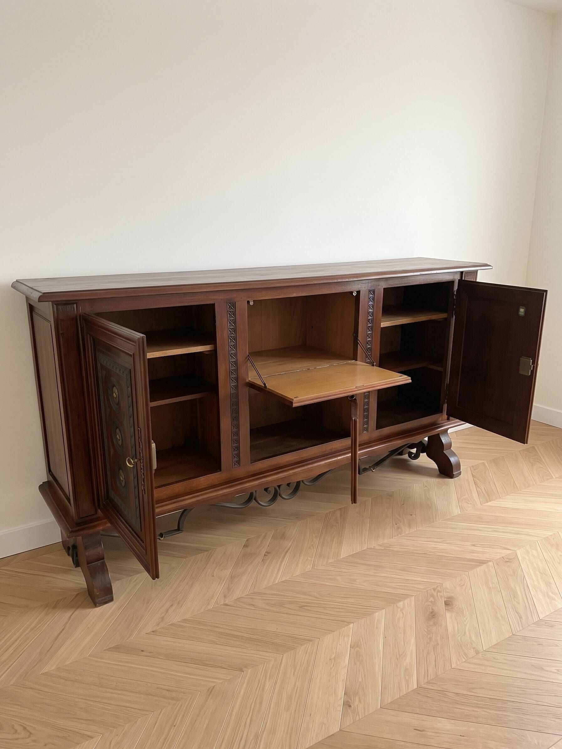 Grand buffet bas rustique en bois massif et fer forgé